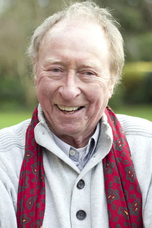 Colin Spaull interpretando a Fred