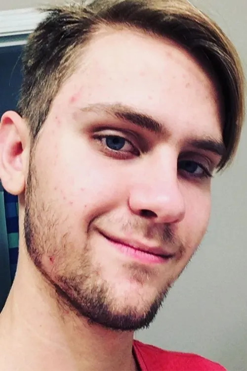 Colsen Taylor interpretando a Bronious