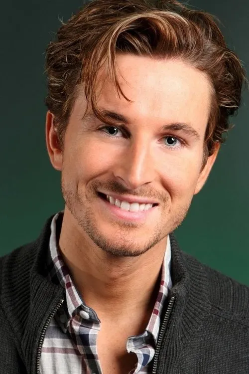 Colton Tapp interpretando a Miles Cooper