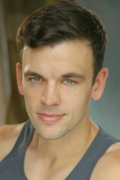 Colton Wheeler interpretando a Fred