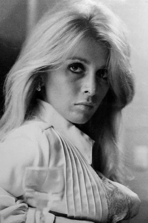 Connie Hoffman interpretando a Debbie Stewart