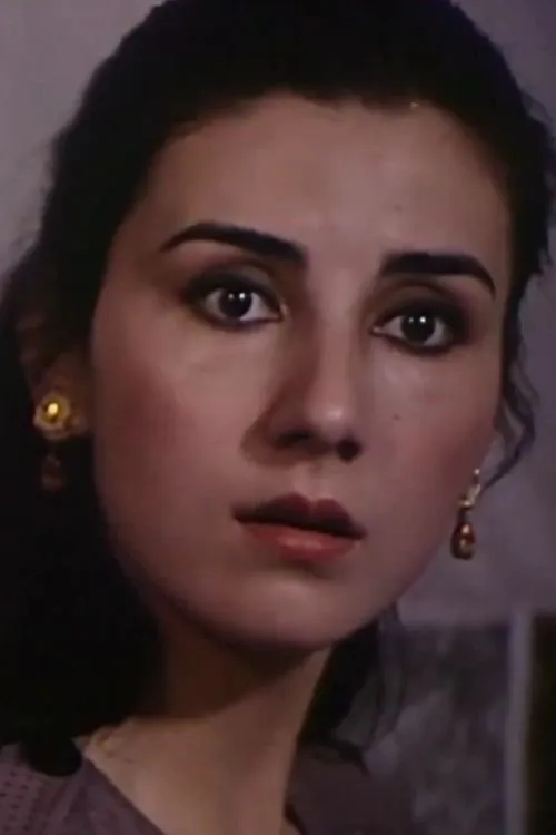 Connie Khan interpretando a Annetta