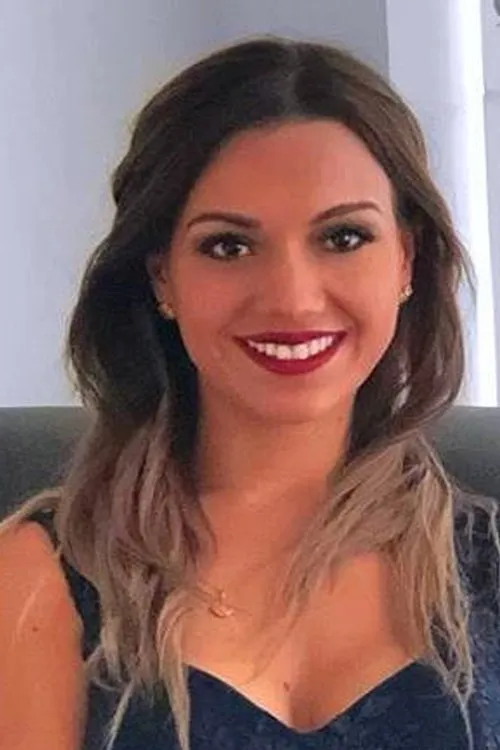 Connie Scheuermann Velarde interpretando a Raquel