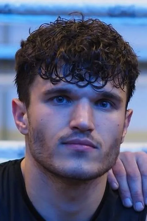 Connor Coghill interpretando a Self