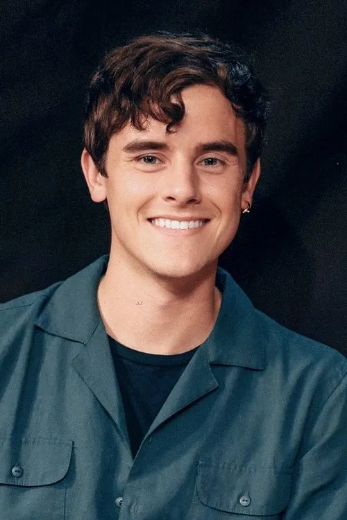 Connor Franta interpretando a Self