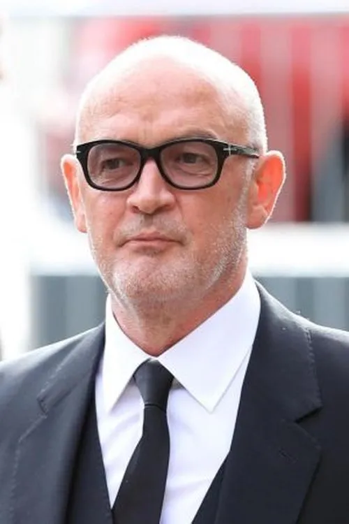 Connor McIntyre interpretando a Facility Director