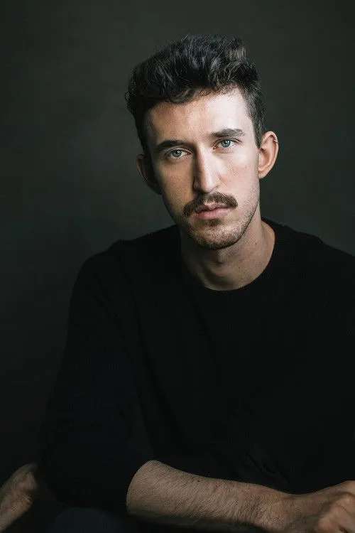 Connor Riopel interpretando a Brother Mary