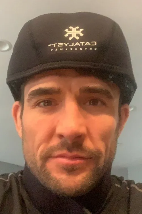 Conor Heun interpretando a Self