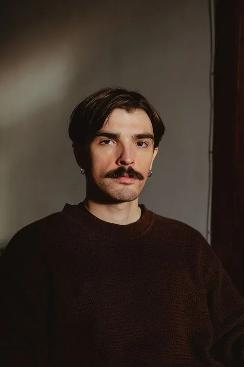 Conor Nickerson interpretando a Anxious person