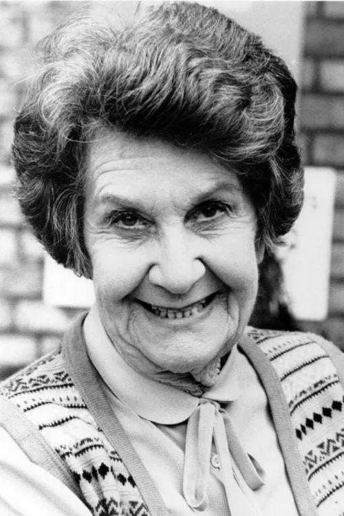 Constance Chapman interpretando a Mops