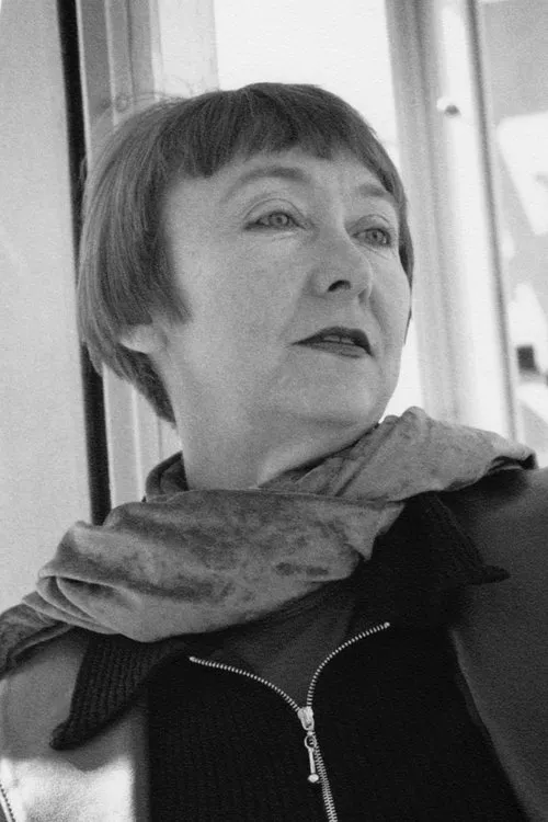 Constance DeJong interpretando a Herself