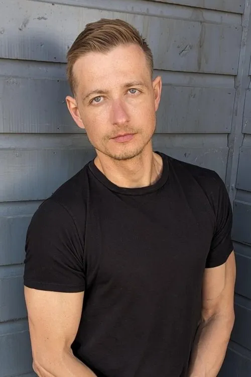 Constantine Grechko interpretando a Tomas Zelensky