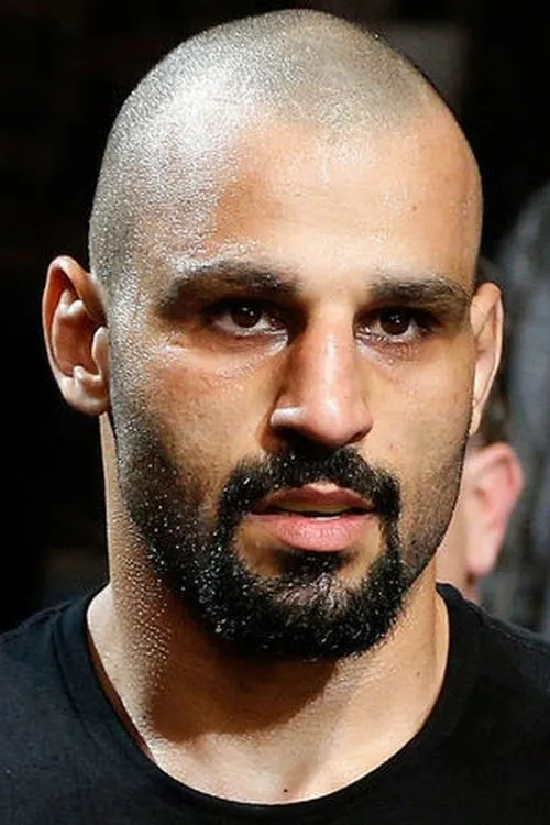 Constantinos Philippou interpretando a Self