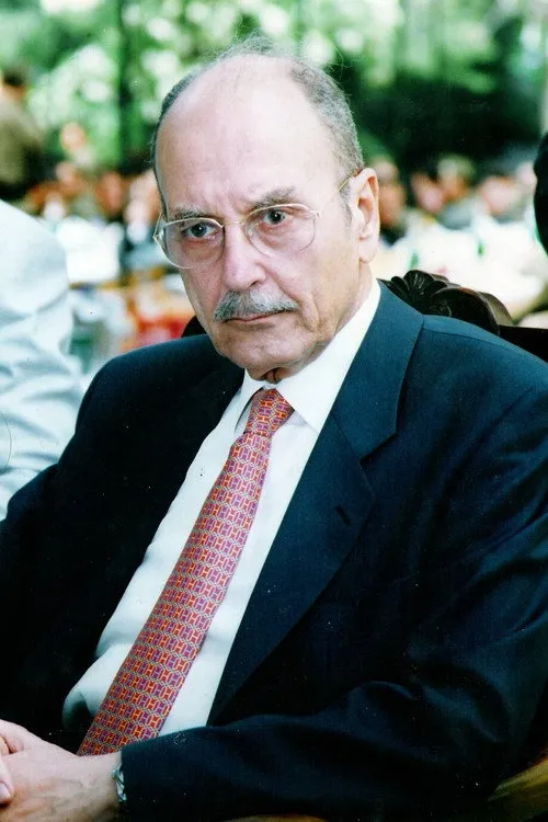 Constantinos Stephanopoulos interpretando a Self - Greek President
