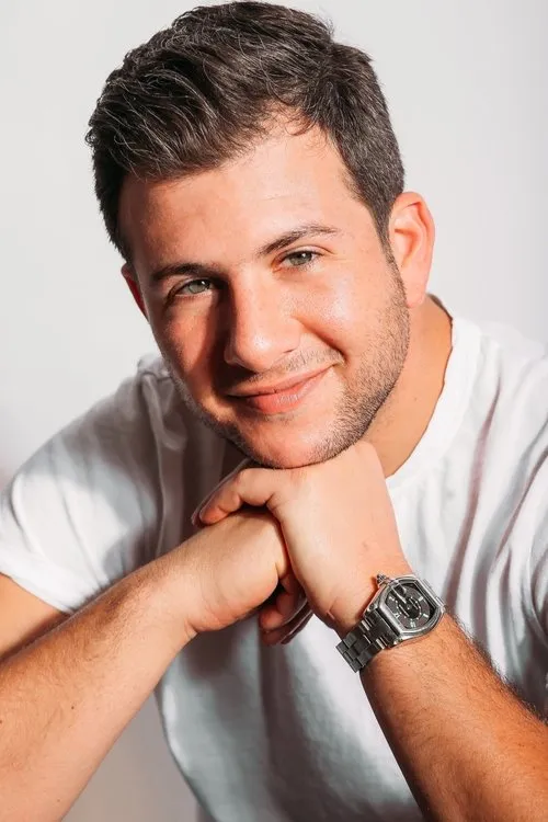 Cooper S. Lawrence interpretando a Exec