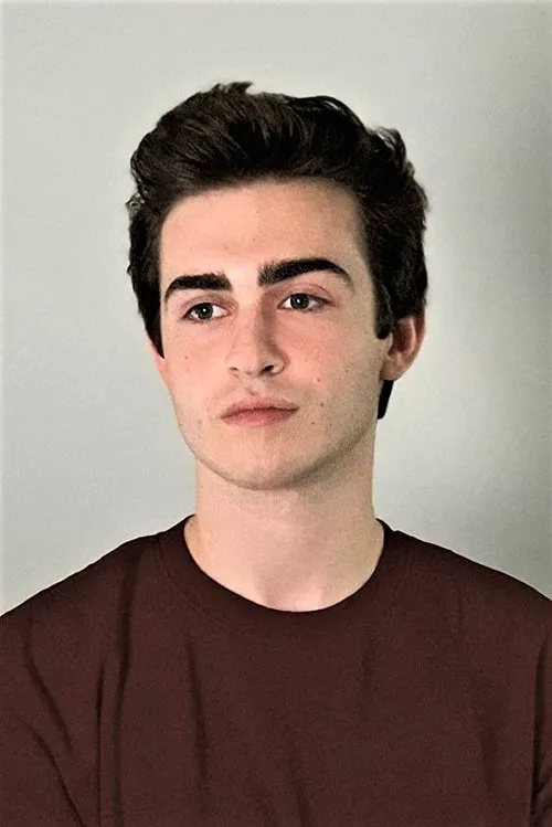 Cooper Stone interpretando a Brent