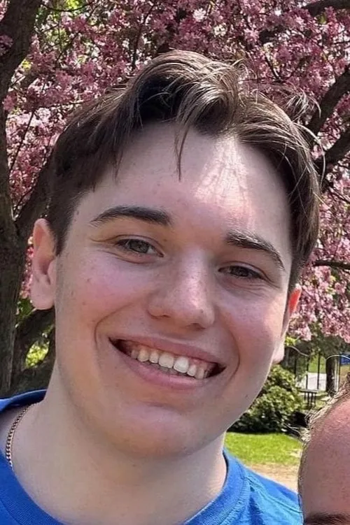 Corey Ferguson interpretando a Russian Box