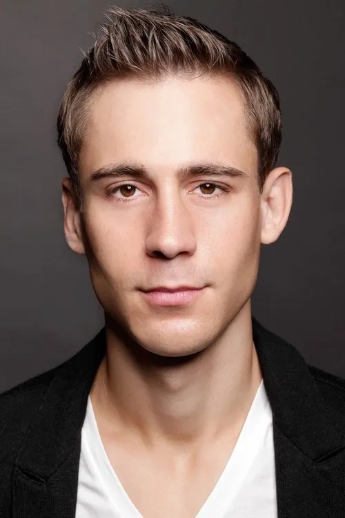 Corey Martin Craig interpretando a Brett