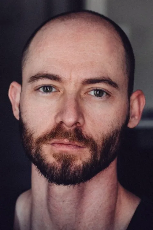 Corey Rieger interpretando a Gus