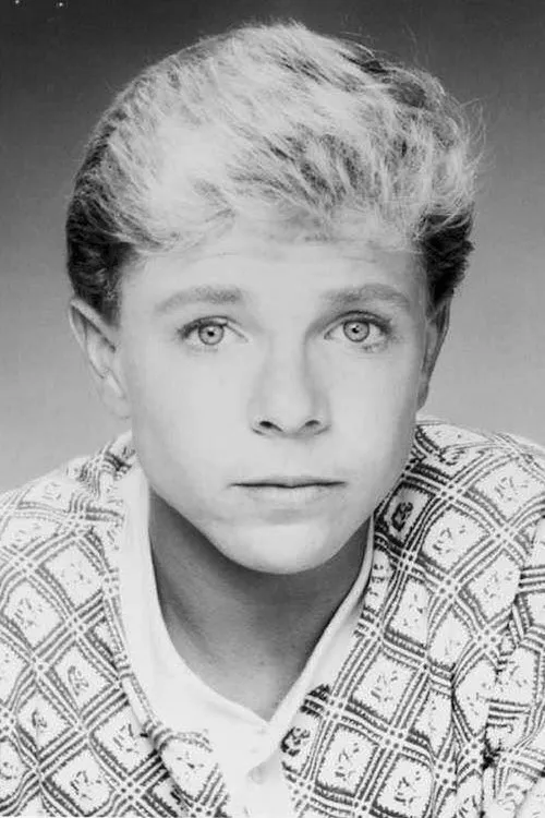 Corky Pigeon interpretando a Ricky Simpson