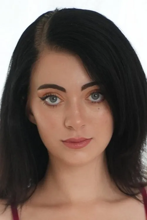 Corra Cox interpretando a (archive footage)