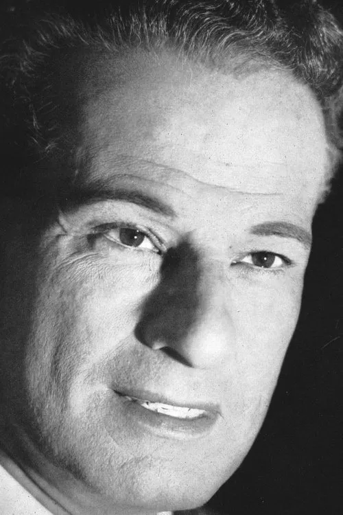 Corrado Annicelli interpretando a Salvo Manfronti