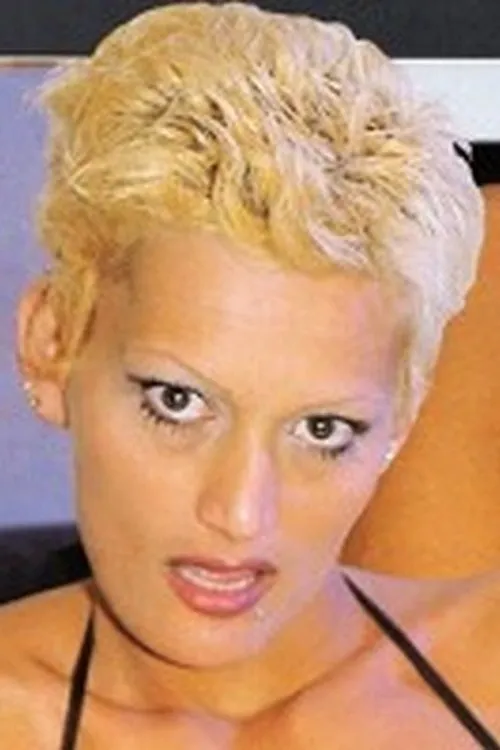 Corry May interpretando a 