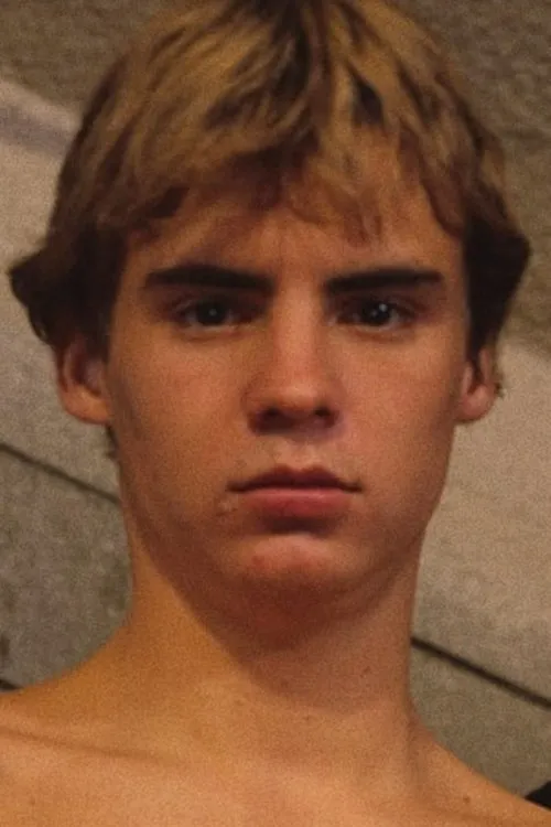 Cory Adams interpretando a 