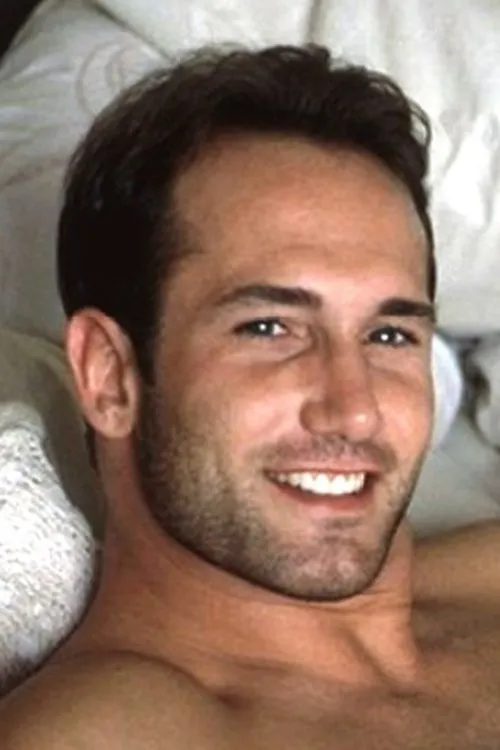 Cory Evans interpretando a 