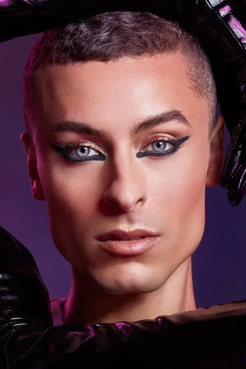 Cory Hindorff interpretando a Talk Show Host