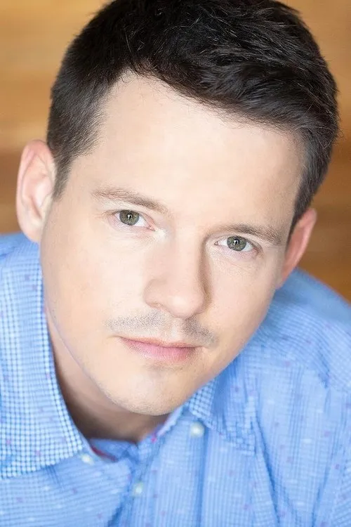 Cory Kays interpretando a Alex Doyle