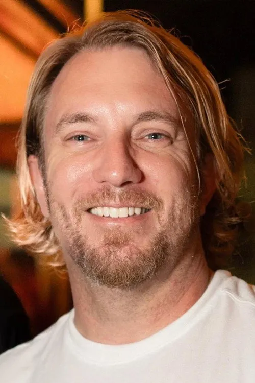 Cory Loykasek interpretando a Al Doyle