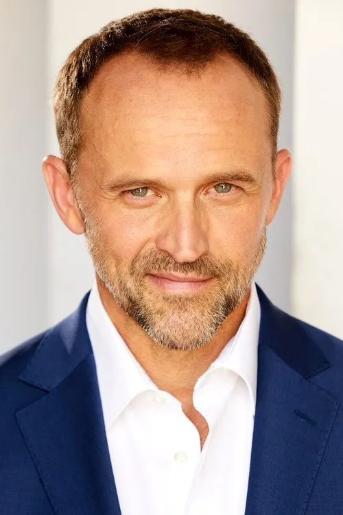 Cory Tucker interpretando a Detective Logan