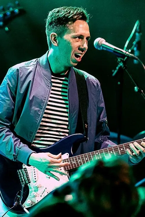 Cory Wong interpretando a Self