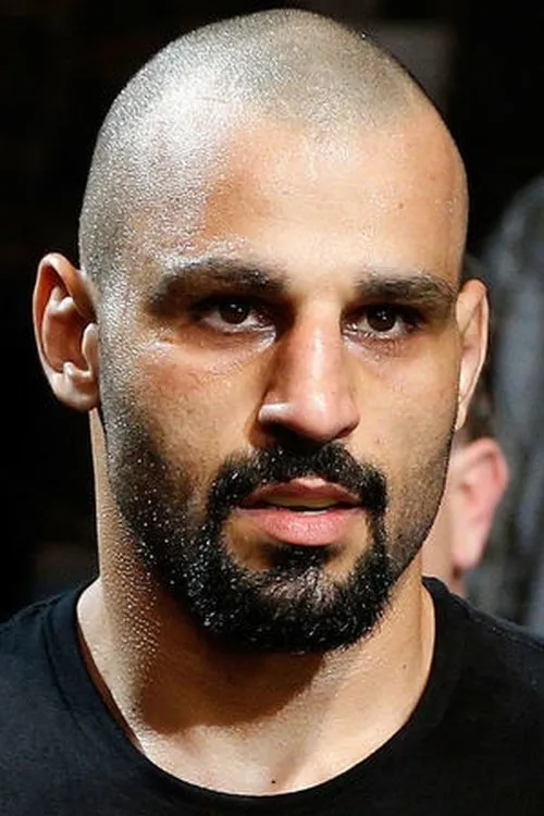 Costas Philippou interpretando a Self