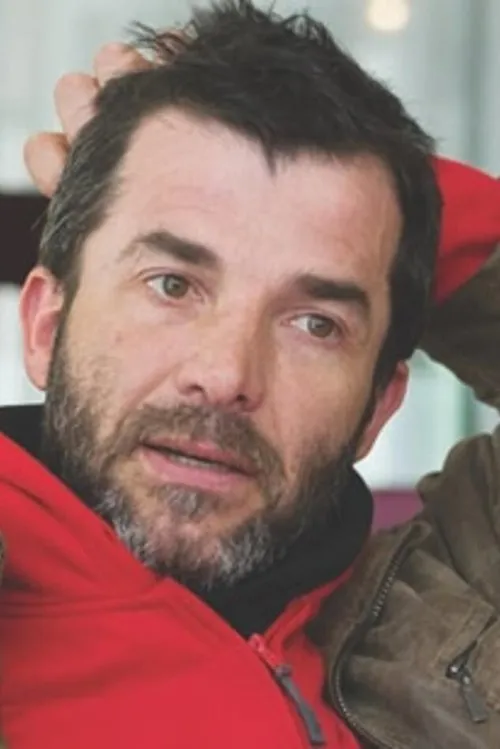 Costel Cașcaval interpretando a 