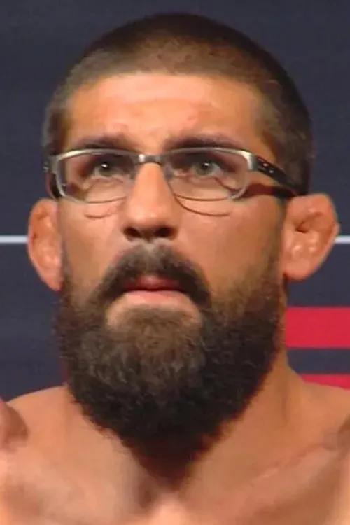 Court McGee interpretando a Self