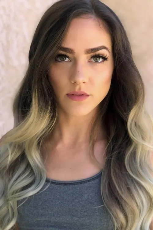 Courtney Akbar interpretando a Laura Lee Adams