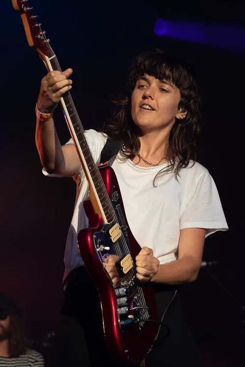 Courtney Barnett interpretando a Herself