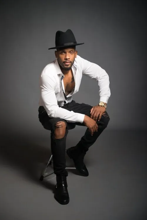 Courtney Glaude interpretando a Homeless guy