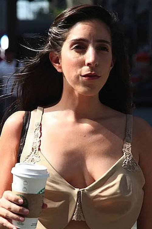 Courtney Malick interpretando a Twikey