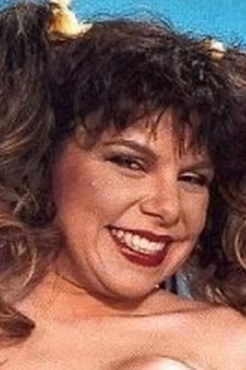 Courtney interpretando a (archive footage)