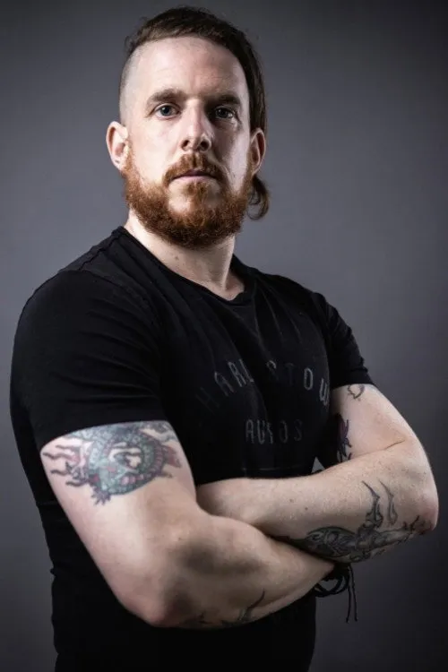 Craig Standen interpretando a Father / Warrior
