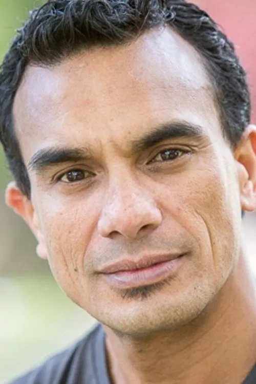 Cramer Cain interpretando a Luko