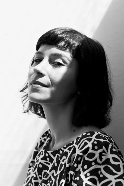 Crista Alfaiate interpretando a Molly