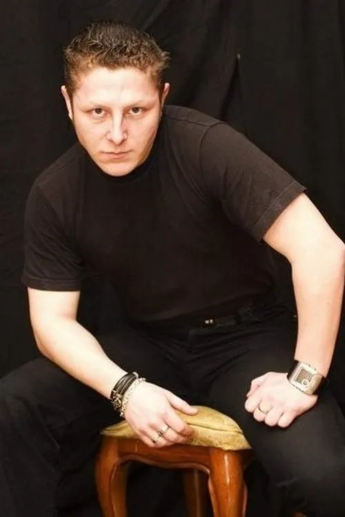 Cristian Gheorghe interpretando a Robert Dobrovicescu