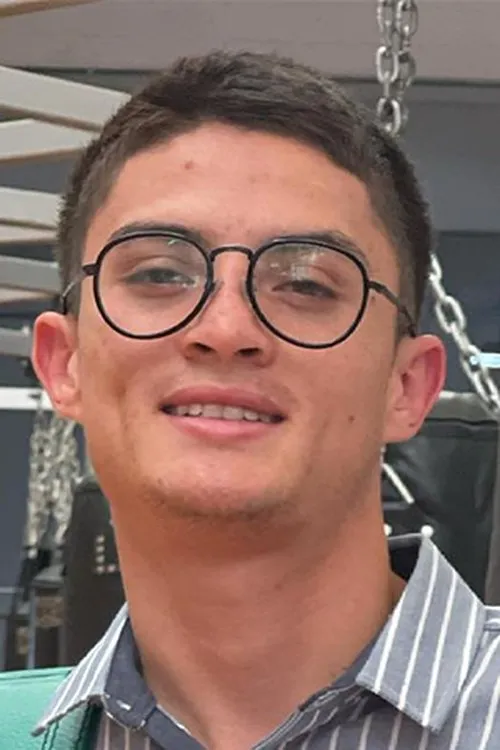 Cristian Gonzalez interpretando a Self