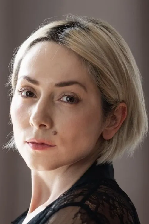 Cristina Florea interpretando a Elena /Toma's wife