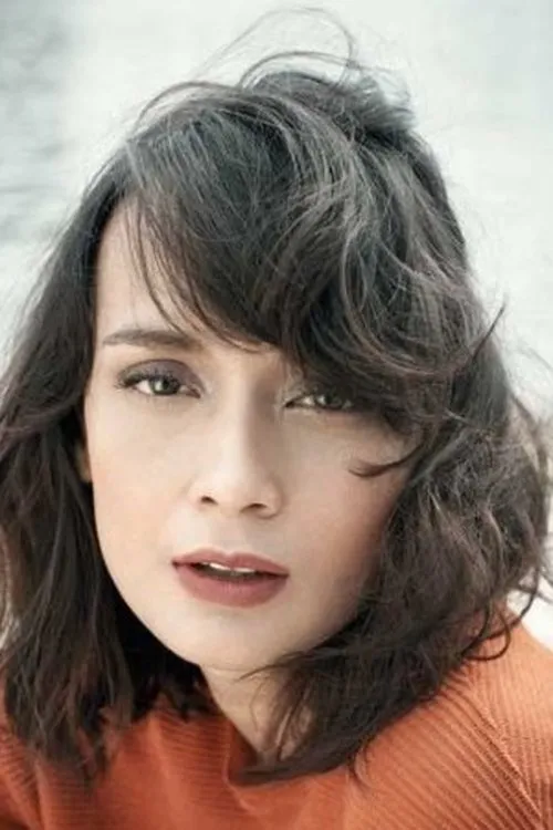 Cristina Suzanne interpretando a Julaika