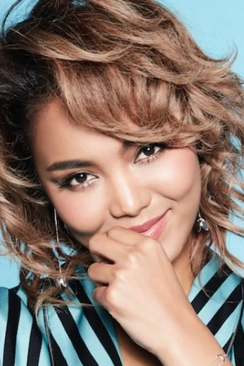 Crystal Kay interpretando a Singer
